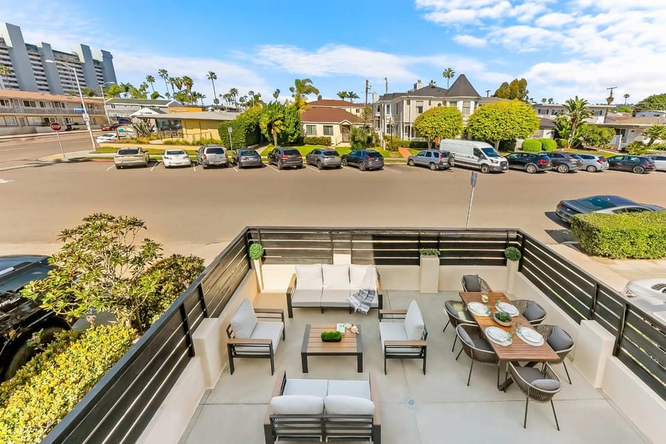 PB Beach Compound - 2 New Homes Steps to Sand House in Pacific Beach