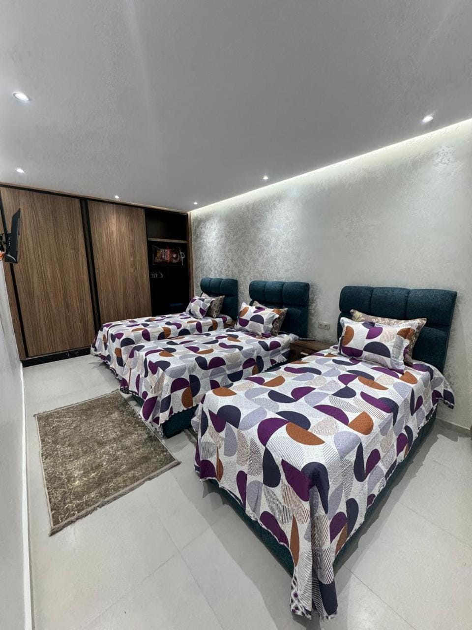 Property building, People, Bedroom, Guests, Family, furniture, internet