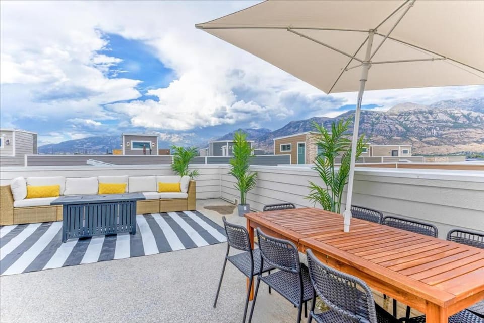 Modern 4BR Home Rooftop Patio Mountain Views House in American Fork