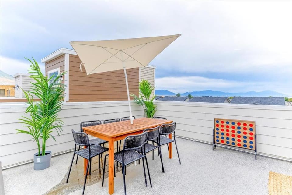 Modern 4BR Home Rooftop Patio Mountain Views House in American Fork
