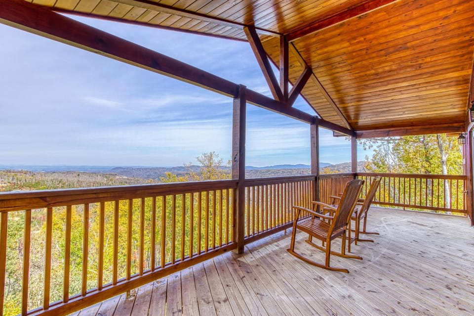Luxury Cabin 4BR 5BA Amazing View Indoor Pool Huge Game Room WiFi Fire Pit Cabin in Gatlinburg