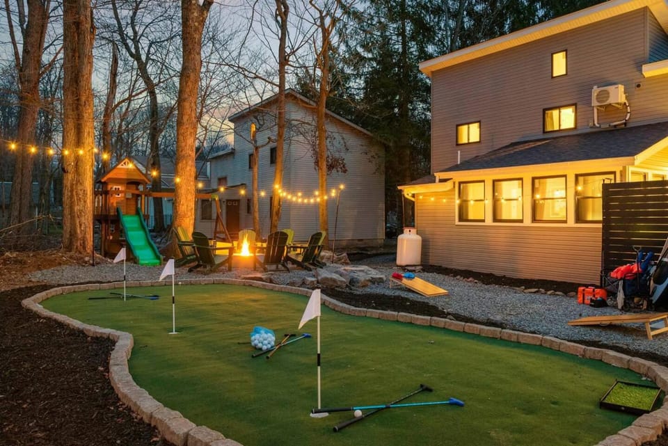 Luxury Pocono Escape ~ Sauna | Hot Tub | Mini Golf House in Tobyhanna