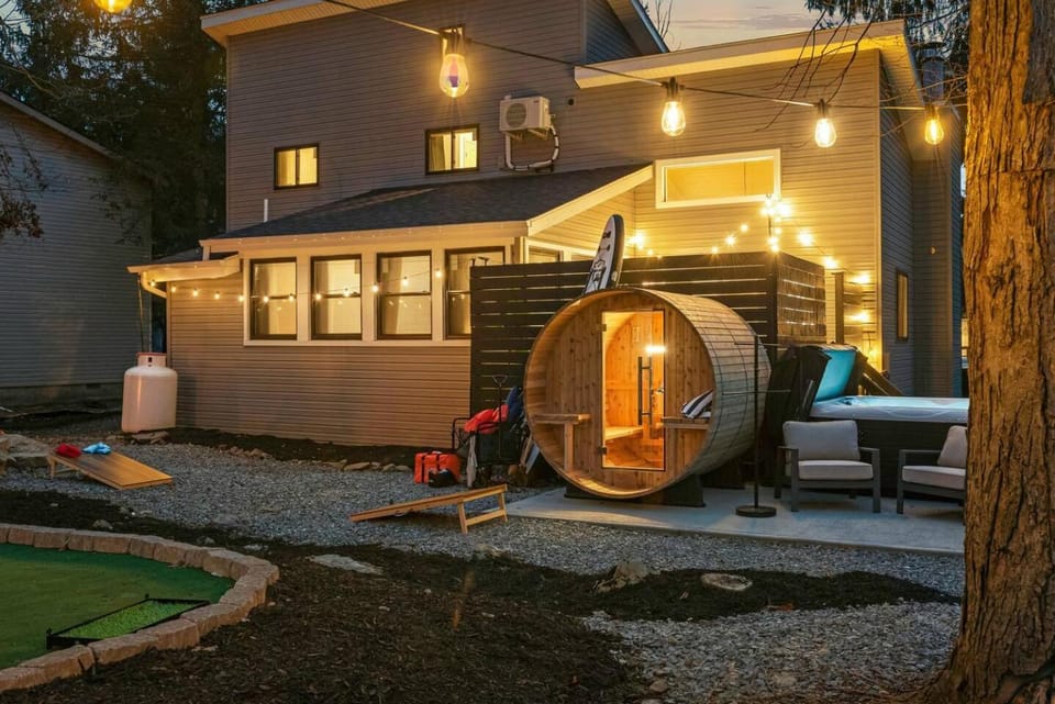 Luxury Pocono Escape ~ Sauna | Hot Tub | Mini Golf House in Tobyhanna