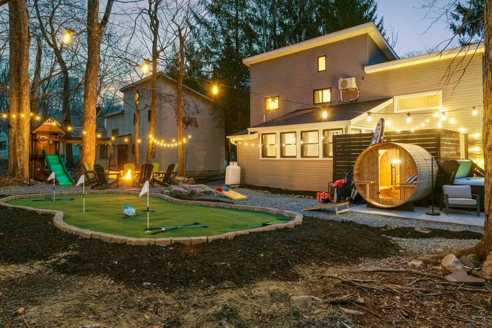 Luxury Pocono Escape ~ Sauna | Hot Tub | Mini Golf House in Tobyhanna