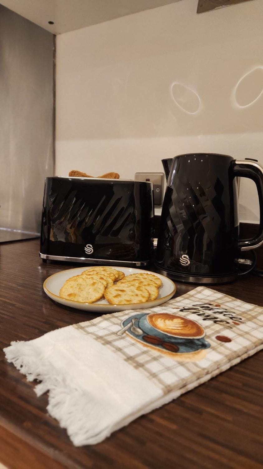 Coffee/tea facilities, Kitchen or kitchenette, Food and drinks, Food, toaster