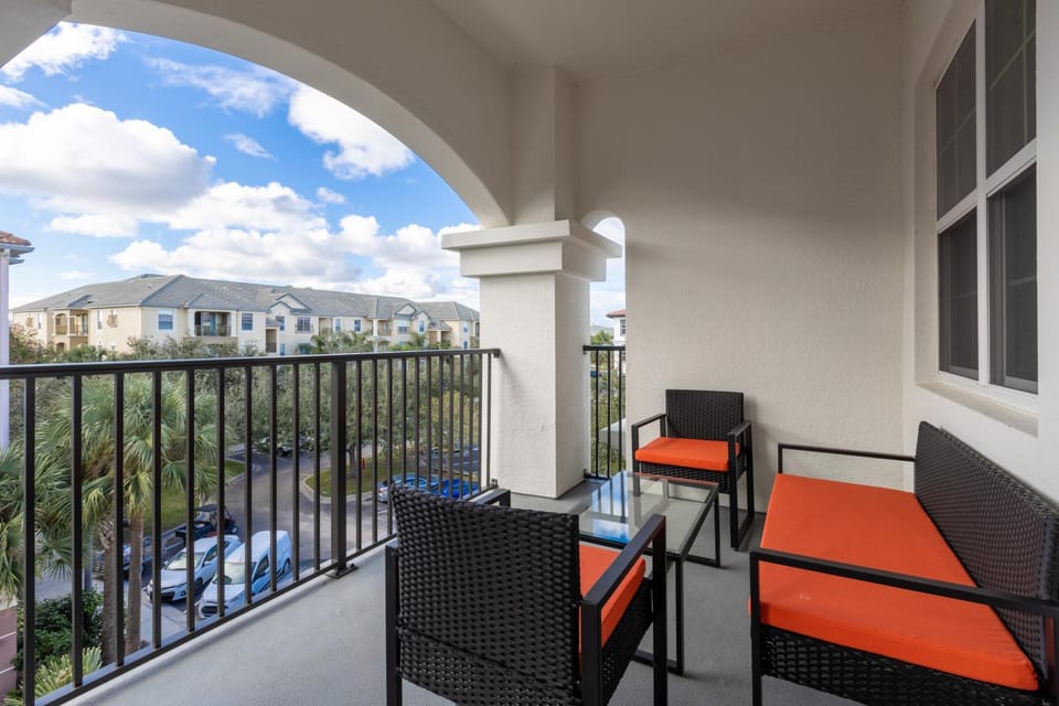 Day, Neighbourhood, Balcony/Terrace, Seating area, Parking