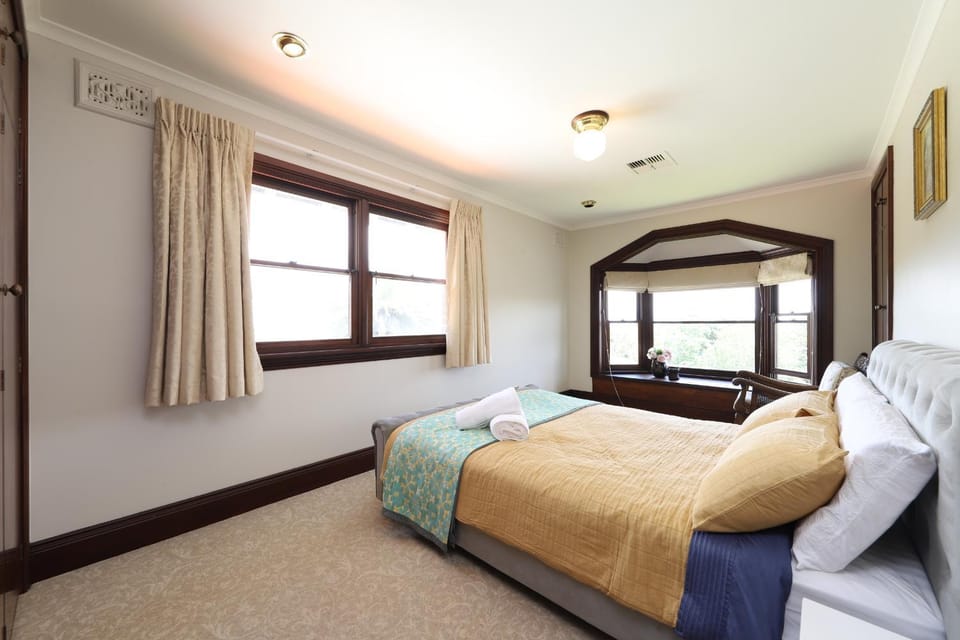 Grand Sydney Castle Home, Business Conference, Work Stay, Family Reunion Sleeps 25 plus Villa in Sydney