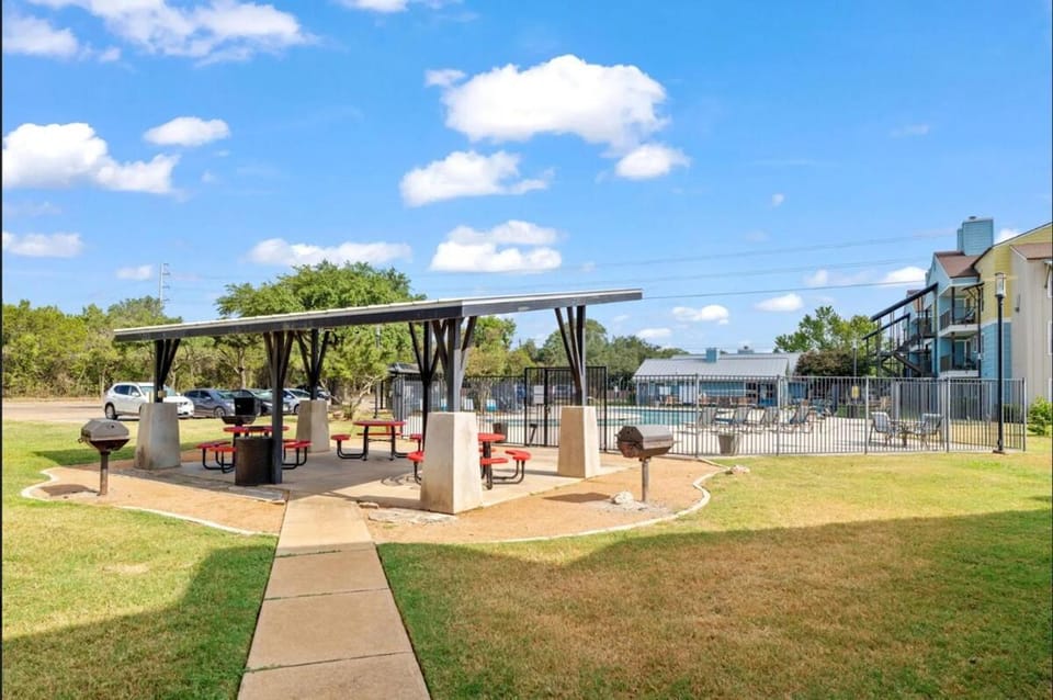 Modern City Getaway 2B - Sleeps 6 - Pool, Prkg Apartment in Austin