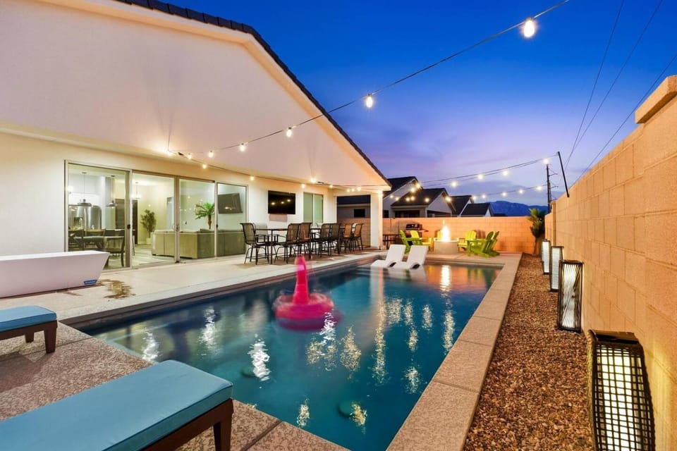 Night, Pool view, Swimming pool, sunbed