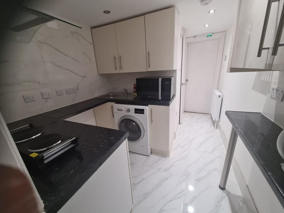 Amazing 4 bed house- Feltham, London, Heathrow Apartment in London Borough of Hounslow
