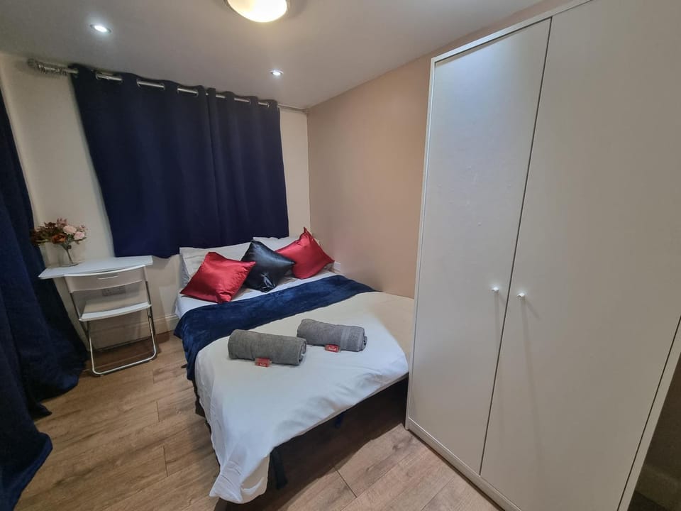 Amazing 4 bed house- Feltham, London, Heathrow Apartment in London Borough of Hounslow