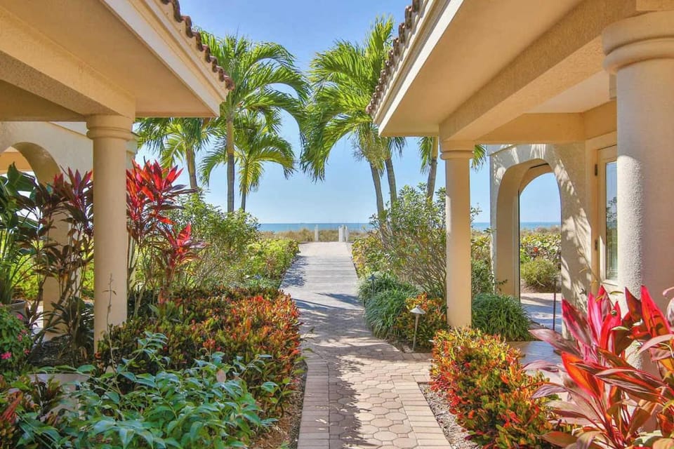 3B Beachfront Condo - Heated Pool & 18ft Balcony House in Holmes Beach