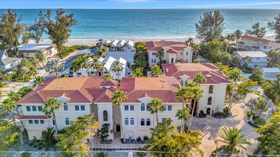 3B Beachfront Condo - Heated Pool & 18ft Balcony House in Holmes Beach