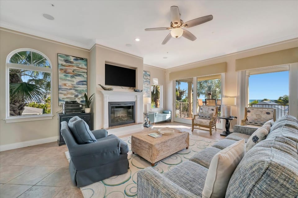 3B Beachfront Condo - Heated Pool & 18ft Balcony House in Holmes Beach