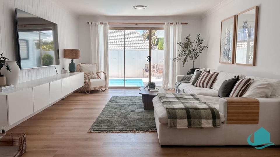 TV and multimedia, Living room, Photo of the whole room, Seating area, Pool view, Swimming pool