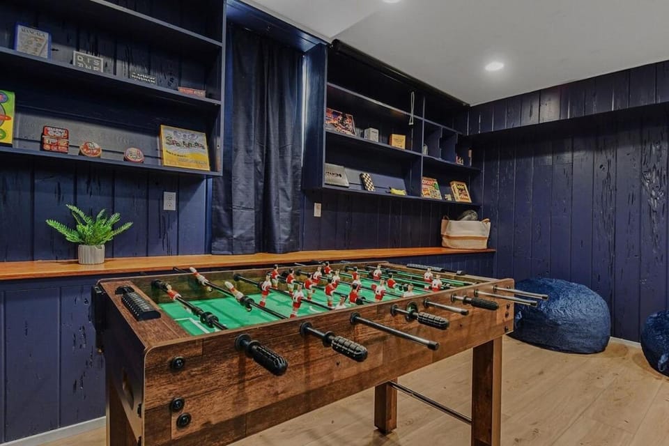 Communal lounge/ TV room, Bed, Game Room, TV and multimedia, Living room, Seating area, Evening entertainment, Entertainment