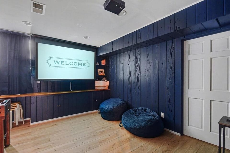 Communal lounge/ TV room, Bed, Game Room, TV and multimedia, Living room, Seating area, Entertainment