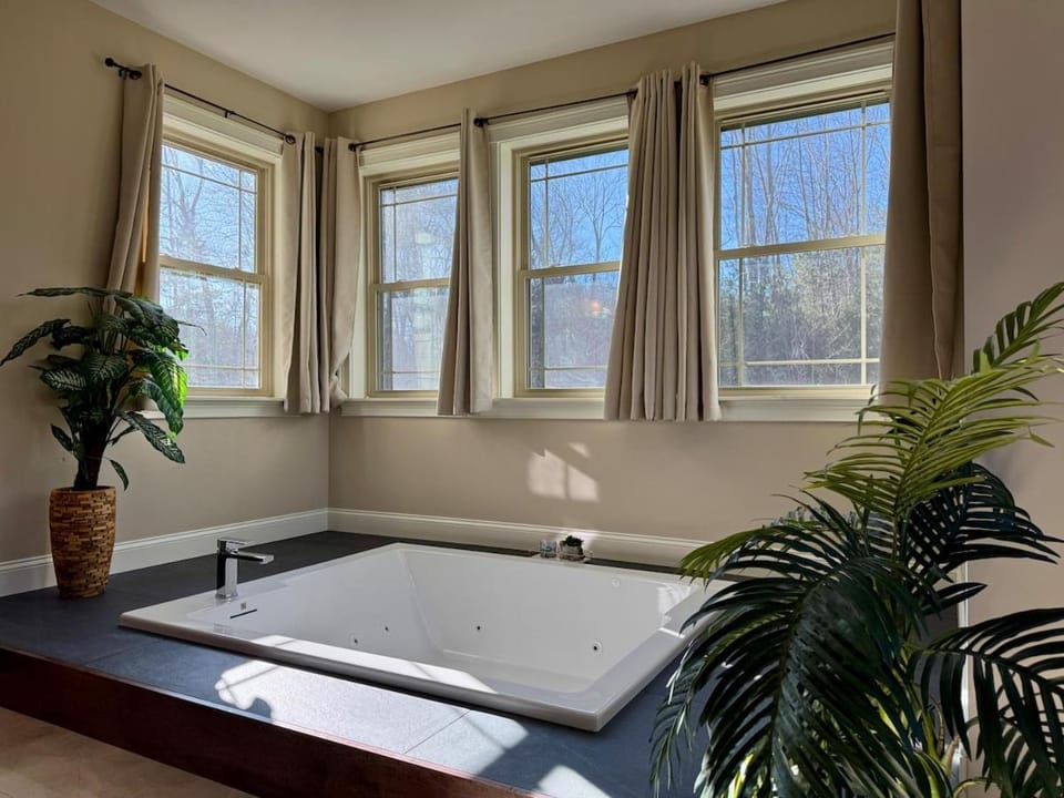 OOB Oasis - 5BR Home w Private Pool Near Beach House in Old Orchard Beach