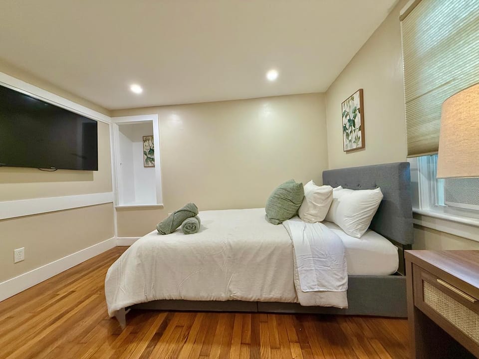 Bed, TV and multimedia, Bedroom, towels