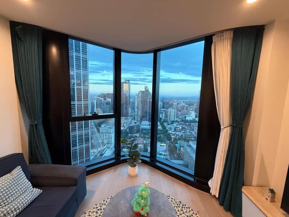 Heart of CBD plus Skyline Views Luxury 2B2B Pool Gym Spa Apartment in Melbourne