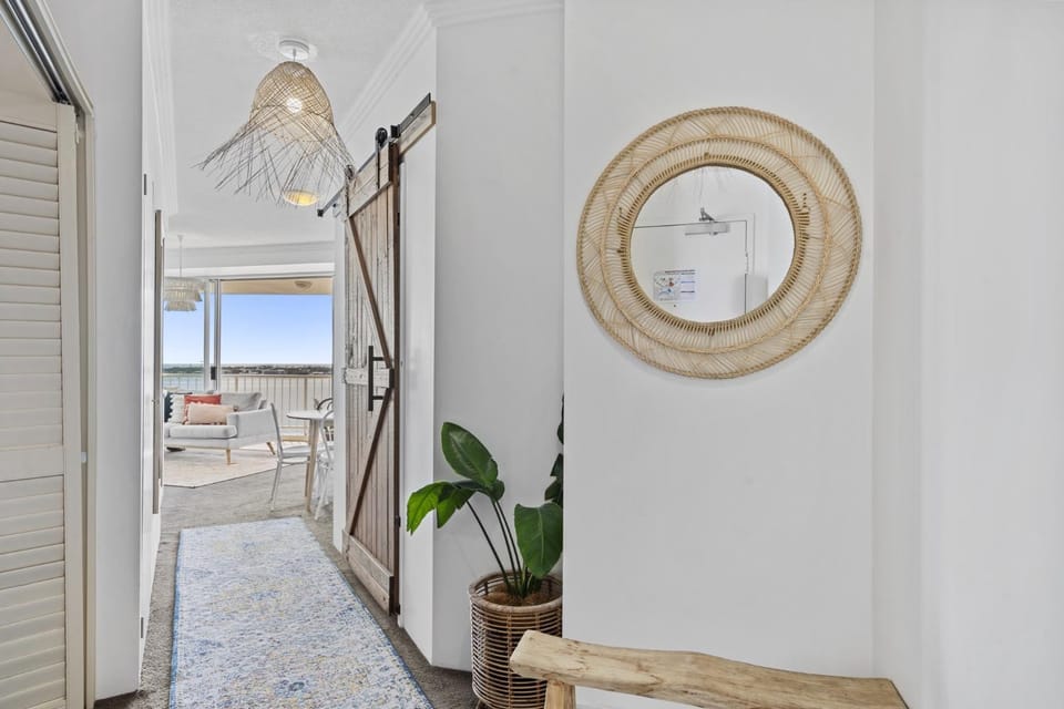 Bright 2 Bed Apartment with Ocean Views Apartment in Southport