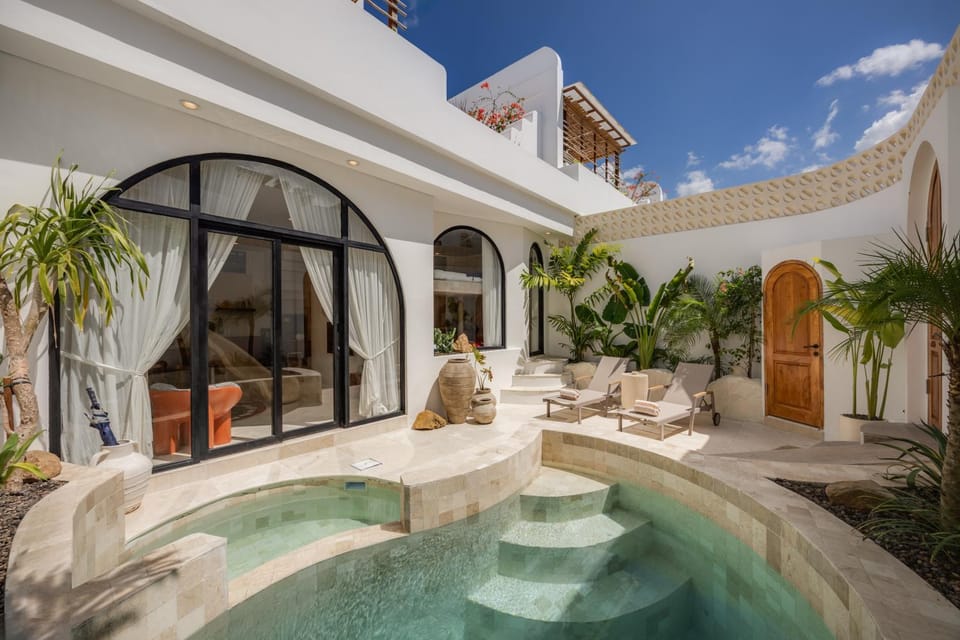 Property building, Patio, Day, Balcony/Terrace, Pool view, Swimming pool, sunbed