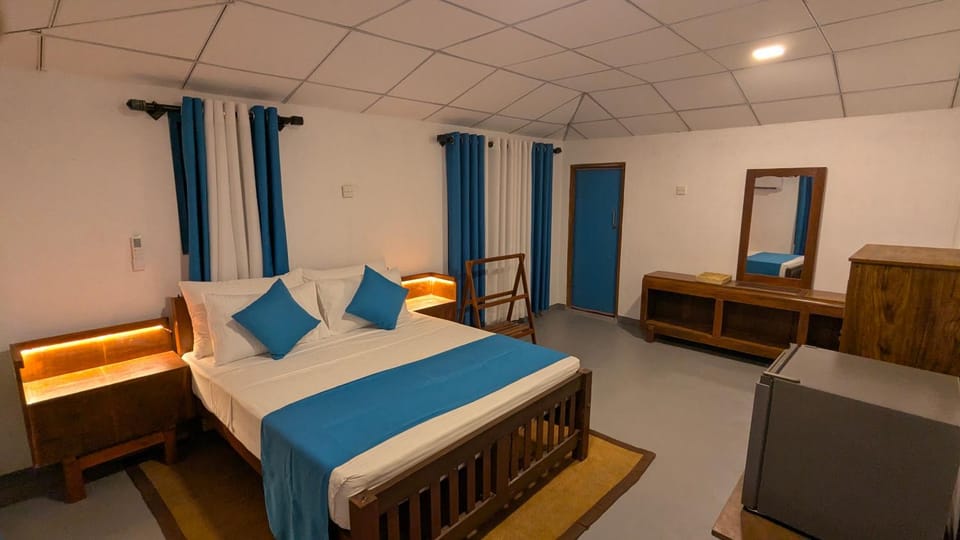 Bed, Photo of the whole room, Seating area, Bedroom, minibar, air conditioner