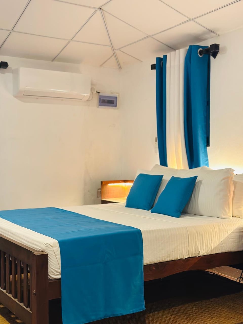 Bed, Photo of the whole room, Bedroom, air conditioner