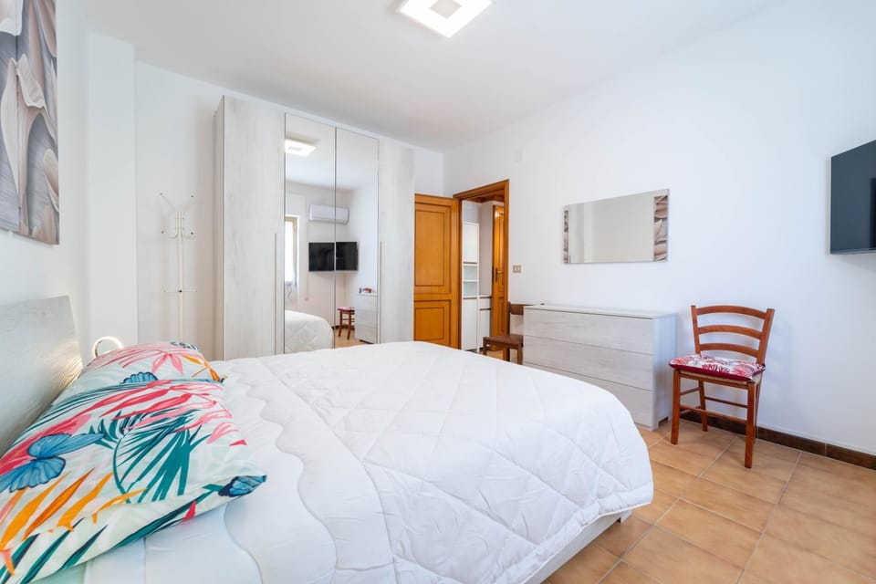 TV and multimedia, Photo of the whole room, Bedroom, wardrobe
