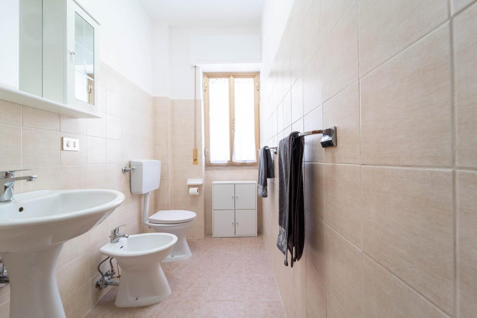 Shower, Toilet, Bathroom, bidet, towels