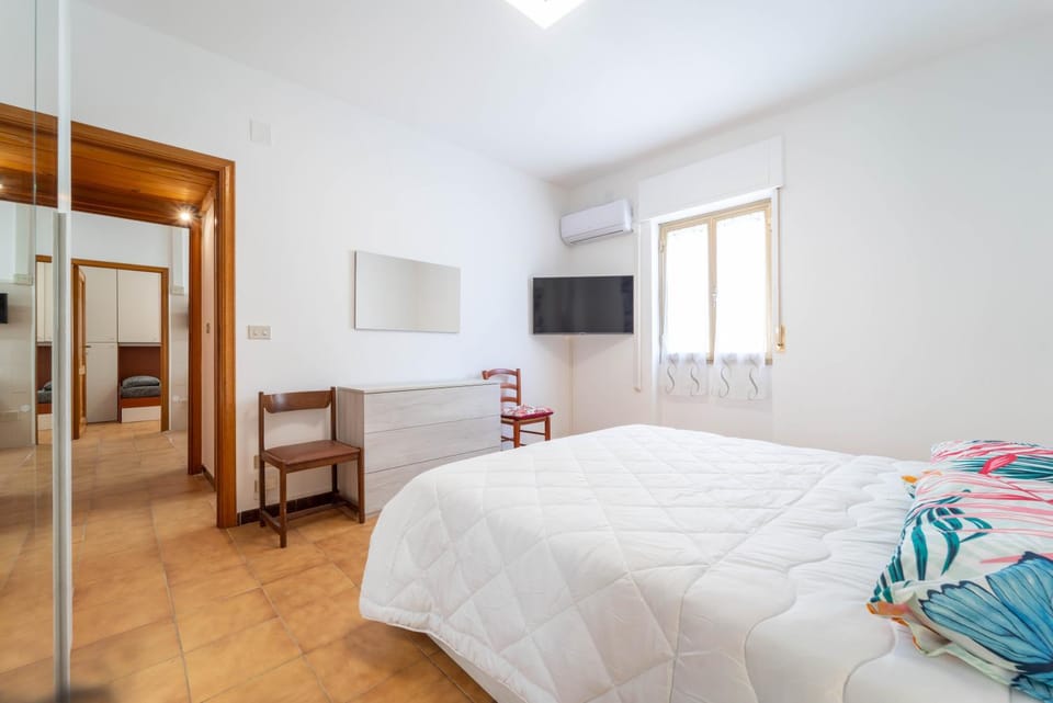 Bed, TV and multimedia, wardrobe