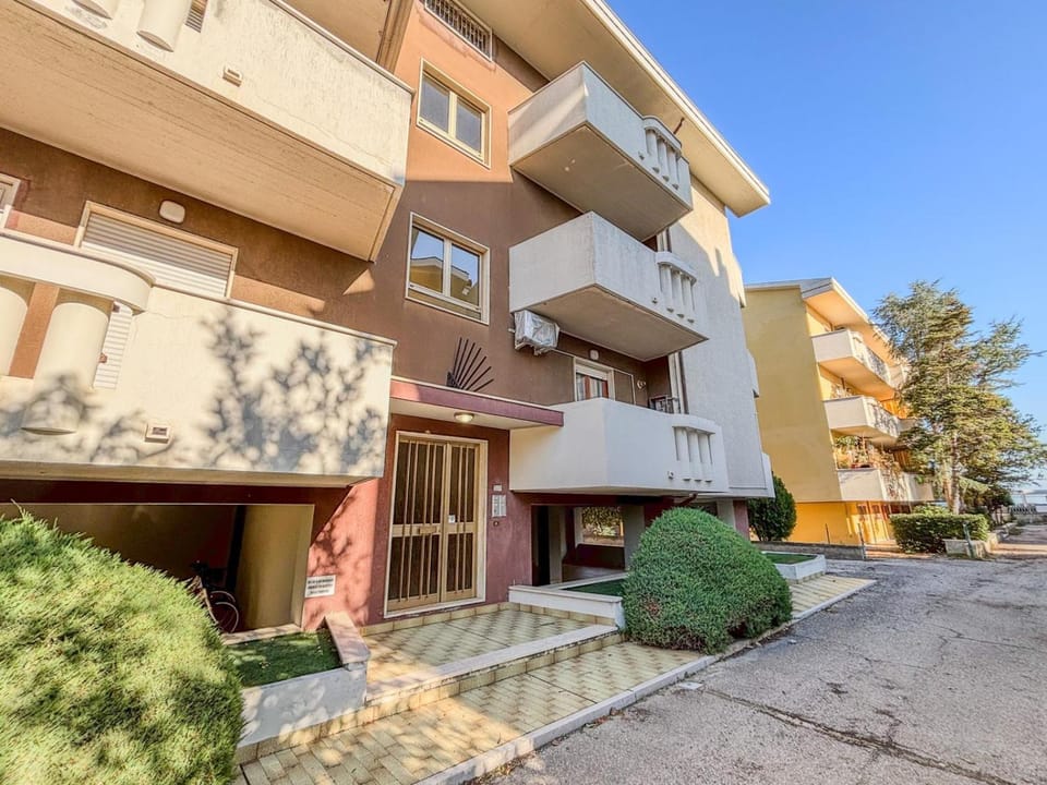 Property building, Day, Neighbourhood, Balcony/Terrace, Street view