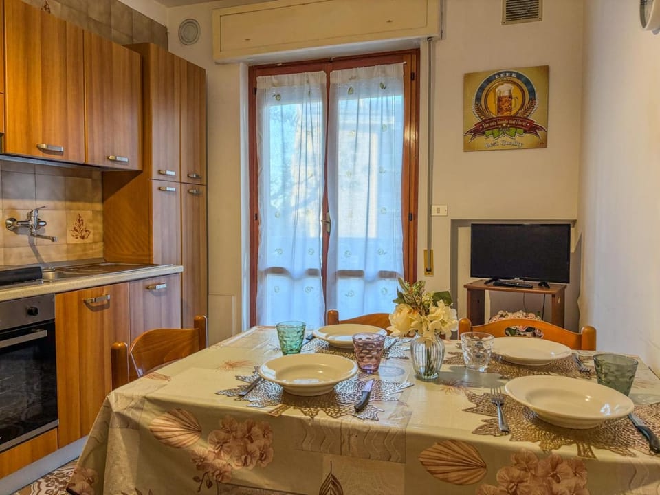 Kitchen or kitchenette, Seating area, Dining area, oven, pet friendly, stove