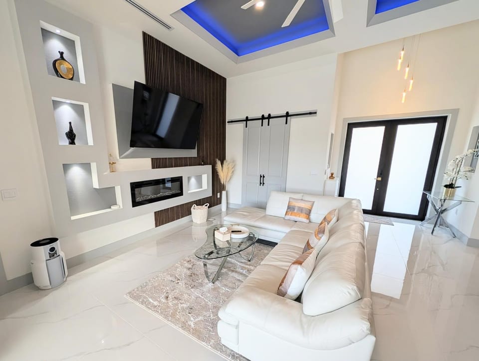 Cape Coral Waterfront Heated Pool & Spa House in Cape Coral