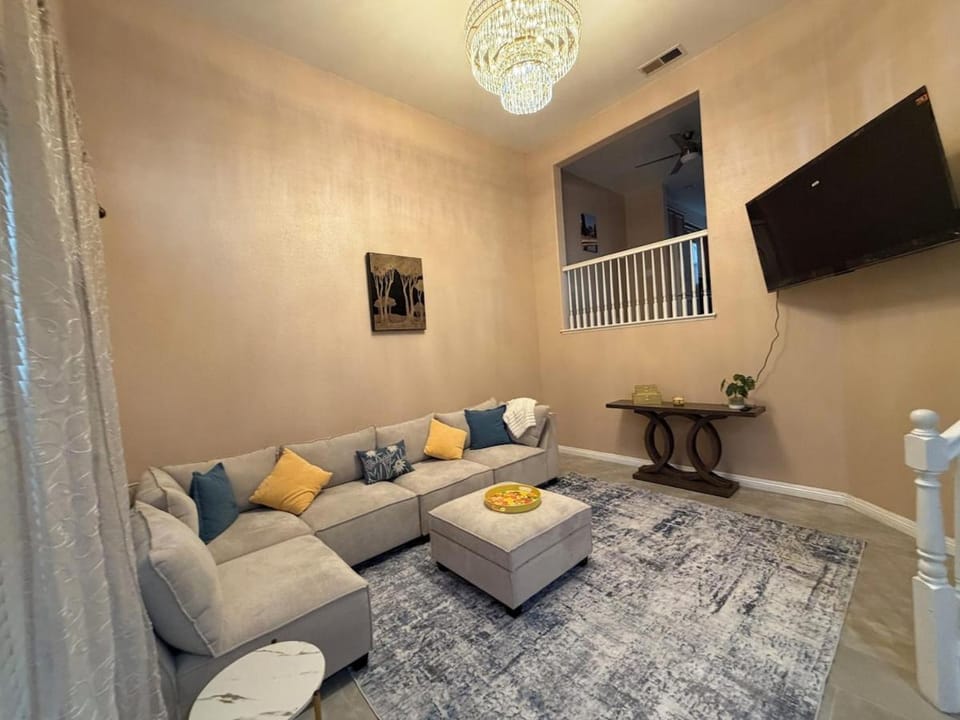 Private and Stylish 3Bdrm 3Ba Townhome, Gated Patio, King Bed, Spacious, Free Parking, Available now Apartment in National City