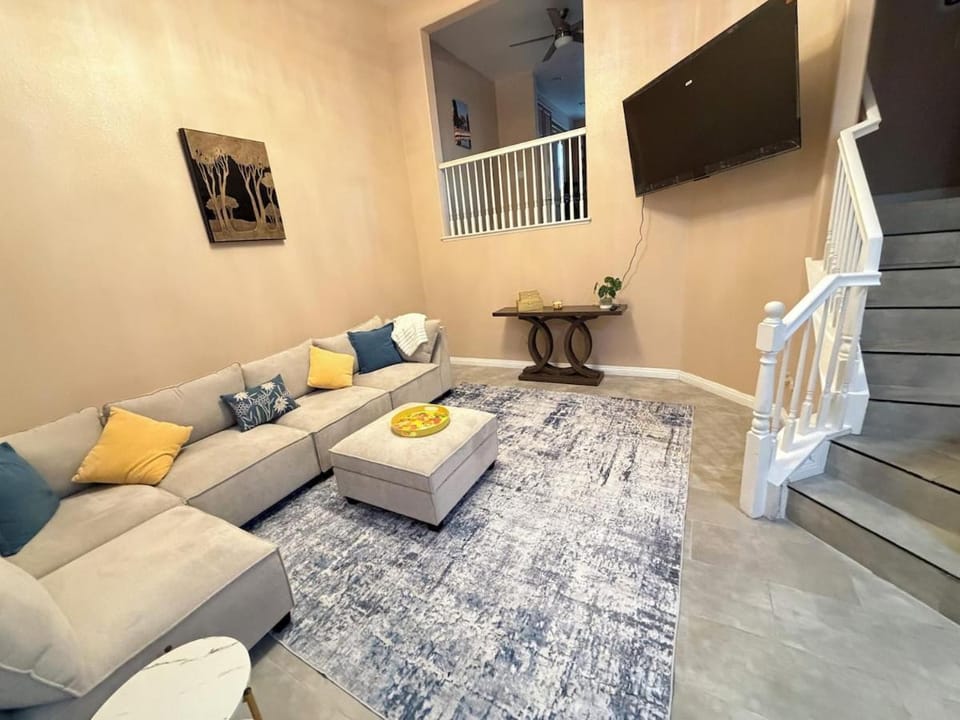 Private and Stylish 3Bdrm 3Ba Townhome, Gated Patio, King Bed, Spacious, Free Parking, Available now Apartment in National City