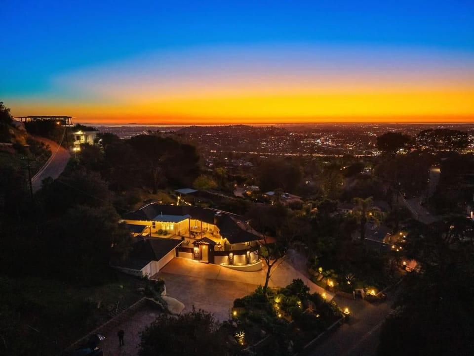 Sunset Summit by Coastline Vacation Rentals House in Casa De Oro-Mount