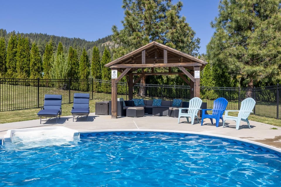 Natural landscape, Mountain view, Swimming pool, sunbed