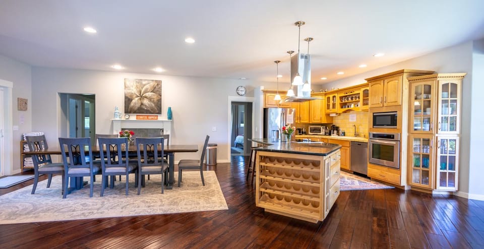 Dining area, kitchen