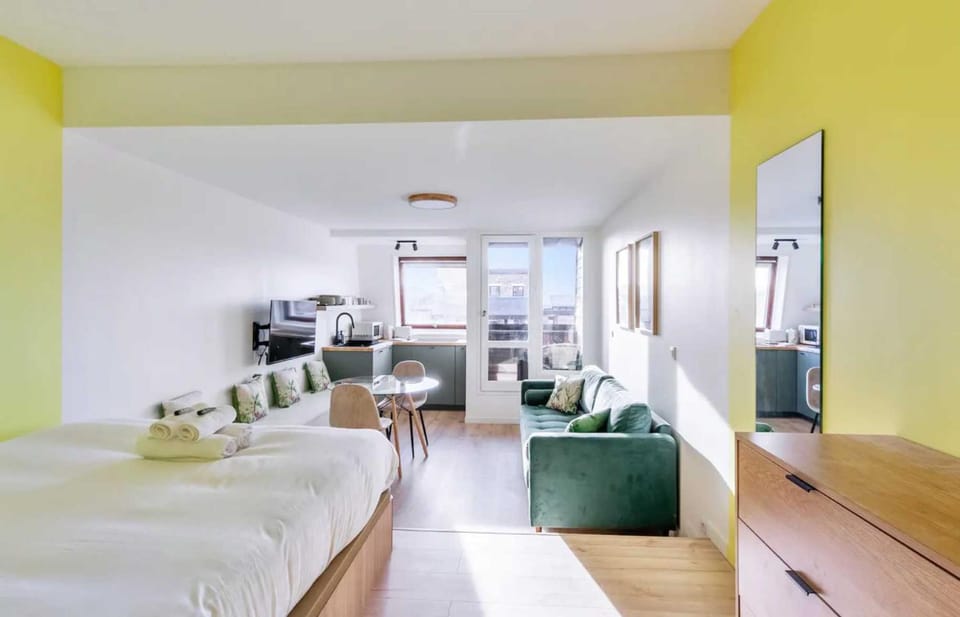 Bed, Living room