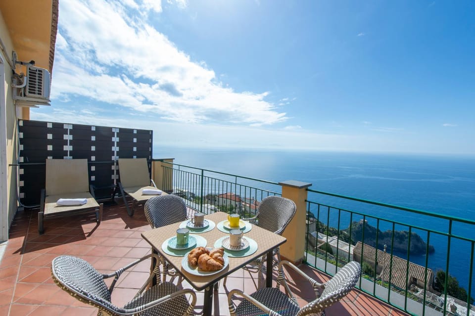 View (from property/room), Balcony/Terrace, Sea view
