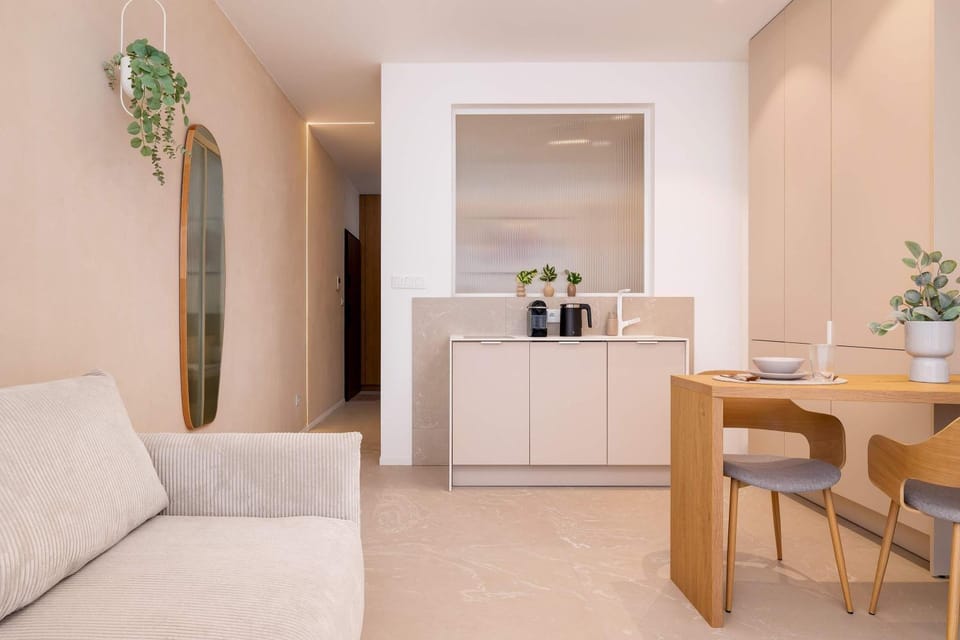 Coffee/tea facilities, Kitchen or kitchenette, Living room, Seating area, Dining area