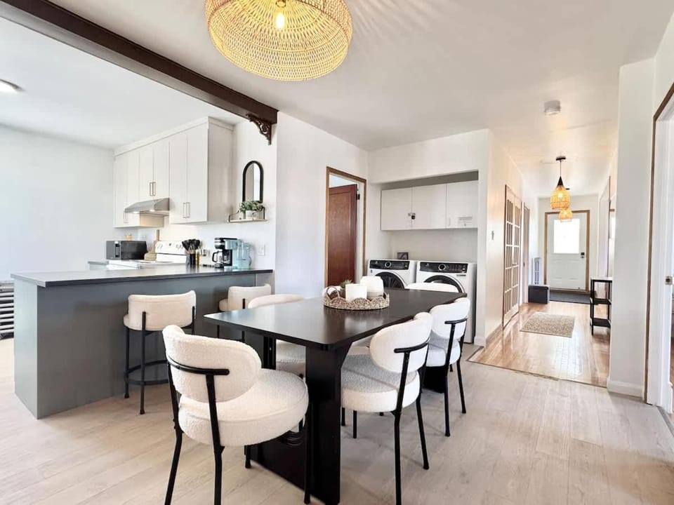 Historic Charm & Modern Comfort Sleeps 8 Apartment in Quebec City