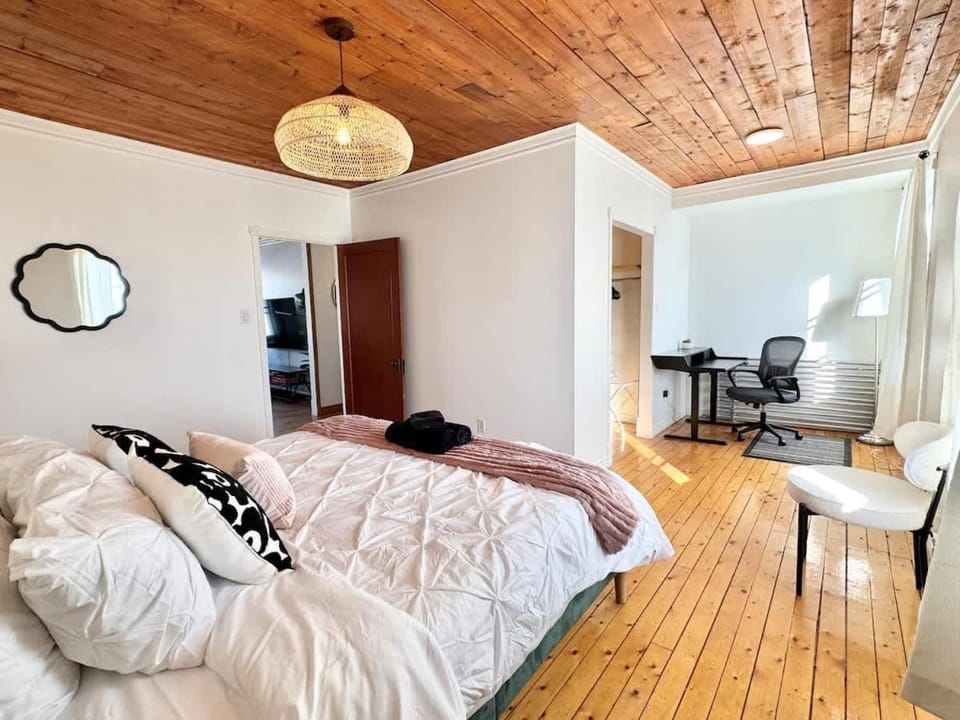 Historic Charm & Modern Comfort Sleeps 8 Apartment in Quebec City