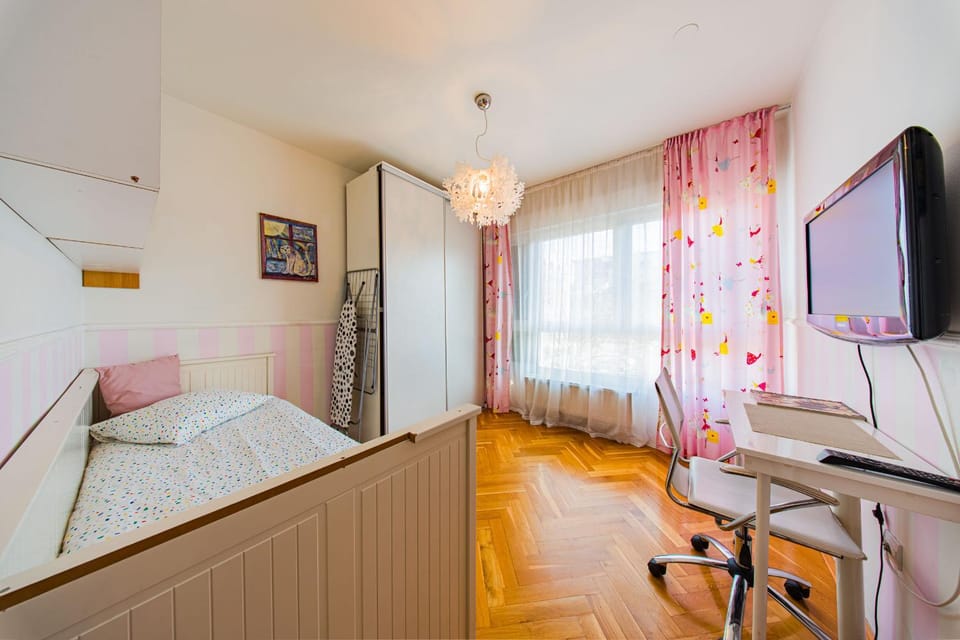 Bed, TV and multimedia, Bedroom