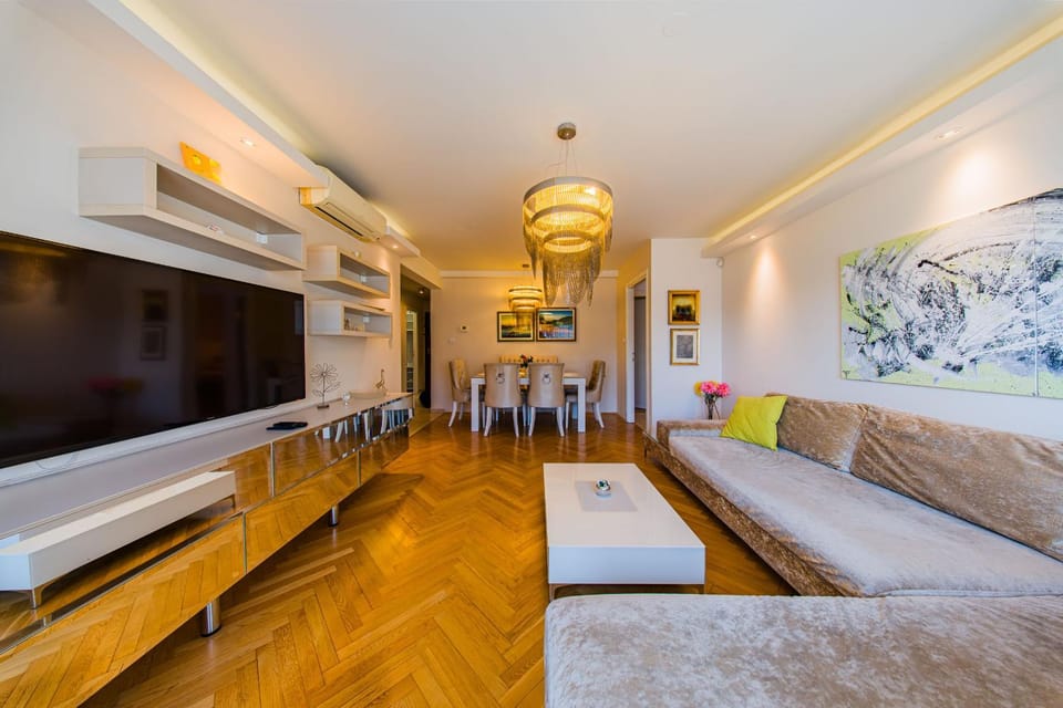 TV and multimedia, Living room, Dining area, air conditioner