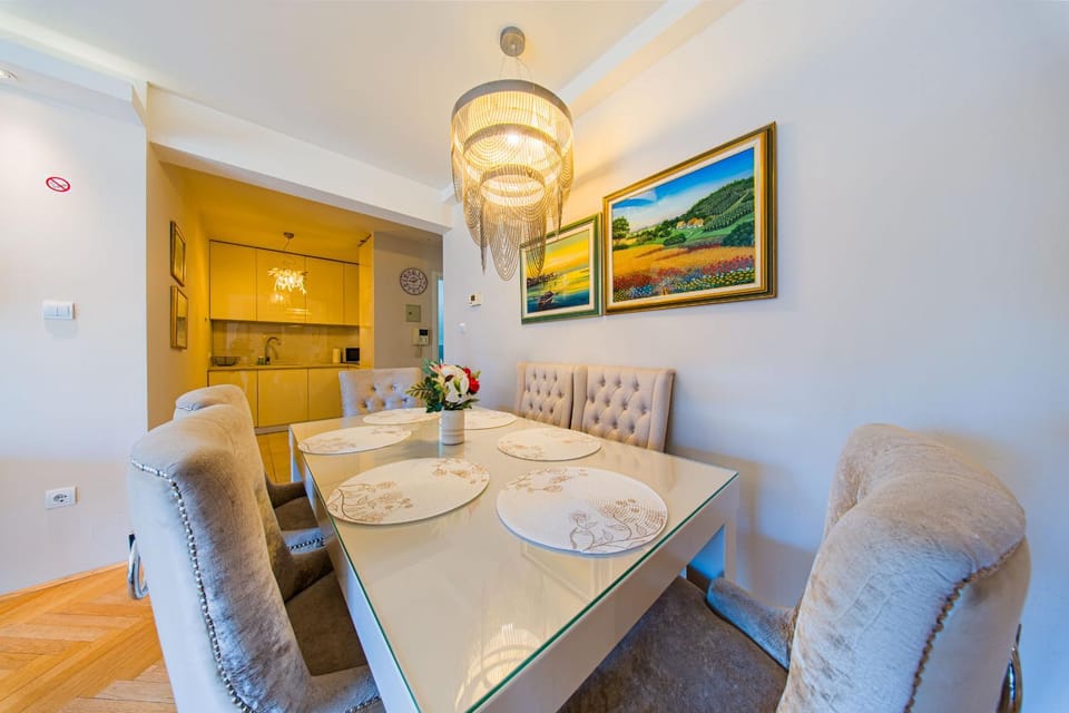 Kitchen or kitchenette, Seating area, Dining area