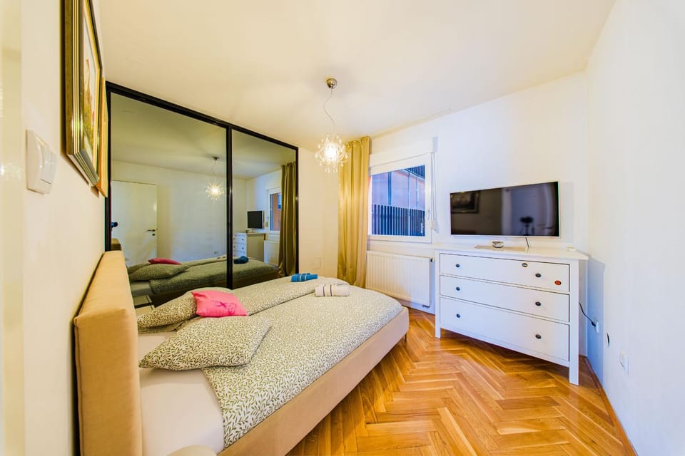 Bed, TV and multimedia, Bedroom, towels