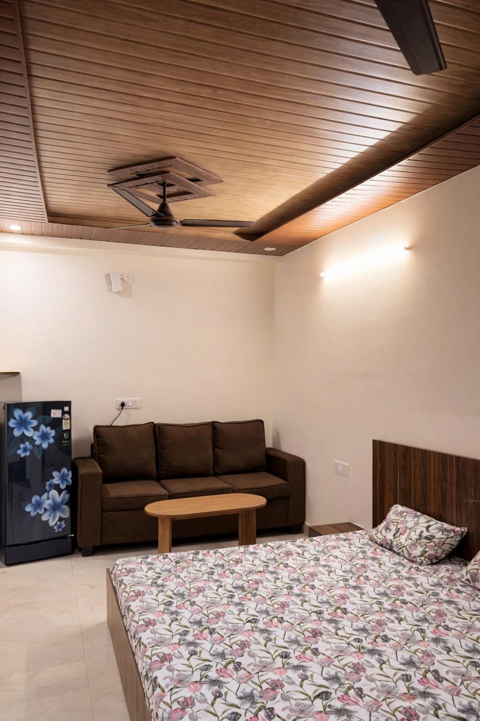 Bed, Photo of the whole room, Seating area