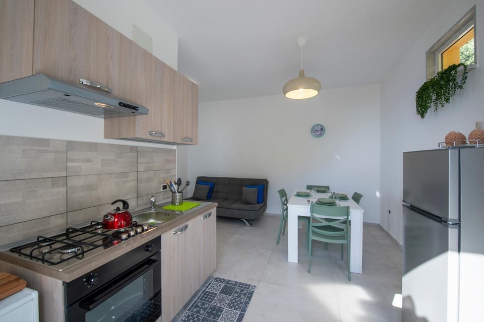Kitchen or kitchenette, Dining area, oven, stove